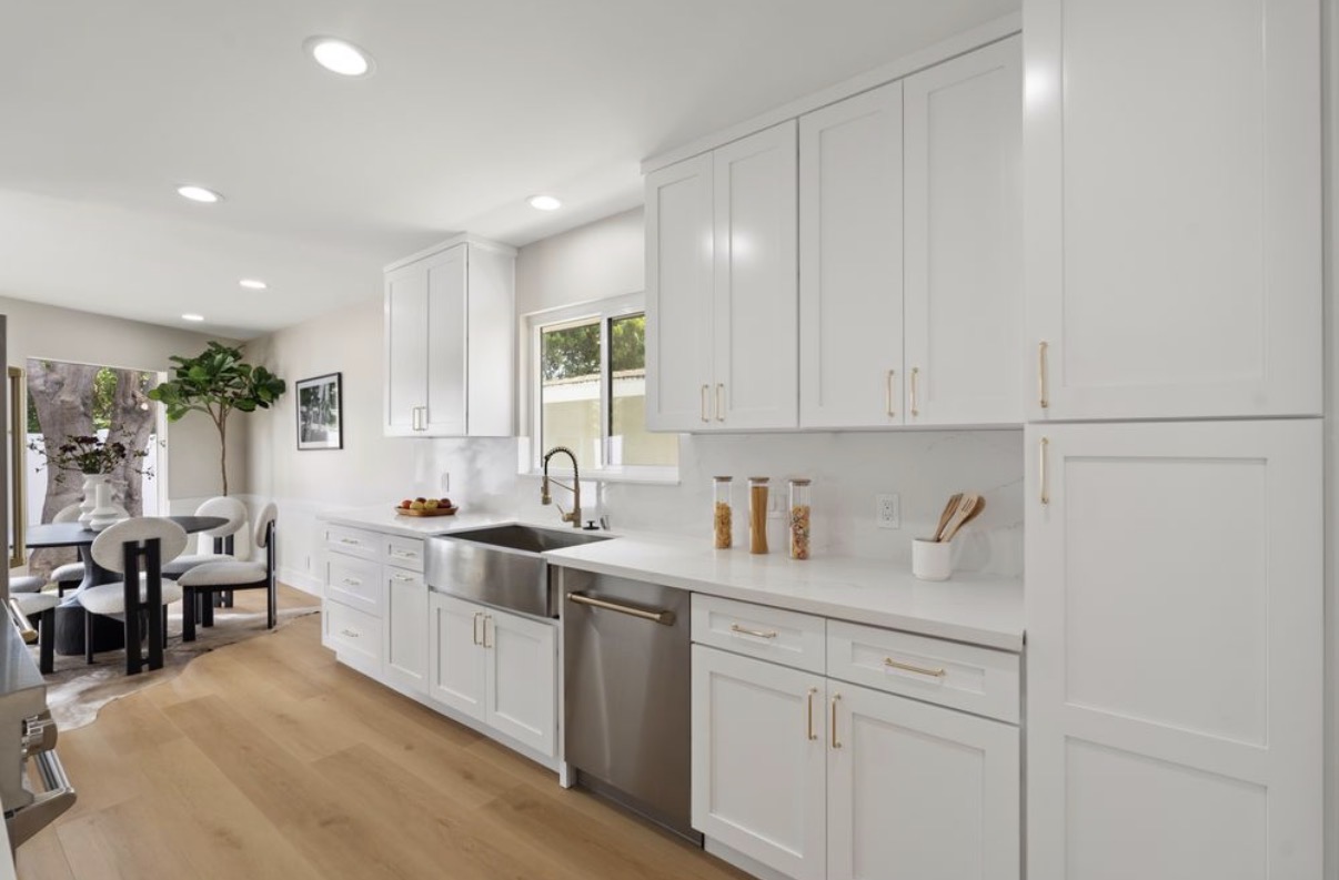 White shaker kitchen with brass hardware & farmhouse sink
